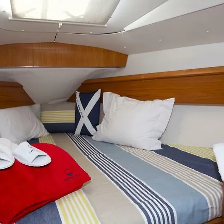 Yacht With View Of Historic Botel *